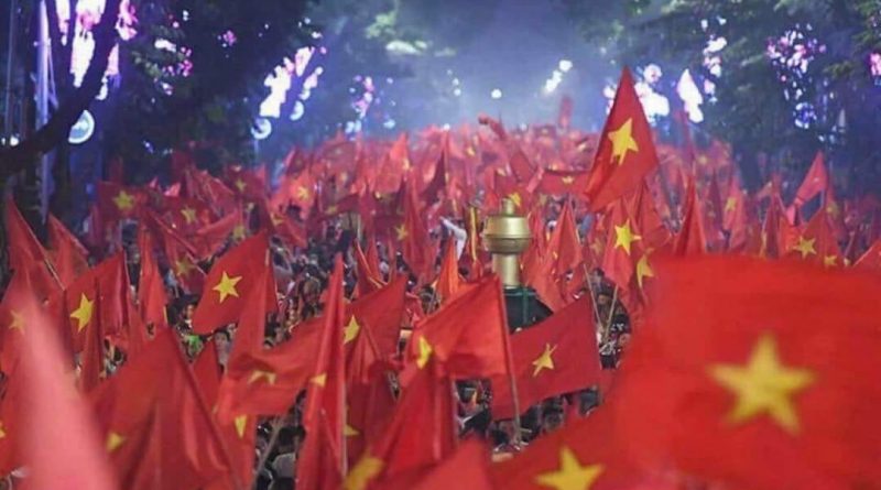 Phóng viên nước ngoài nói về hiện tượng lá cờ đỏ sao vàng của Việt Nam?